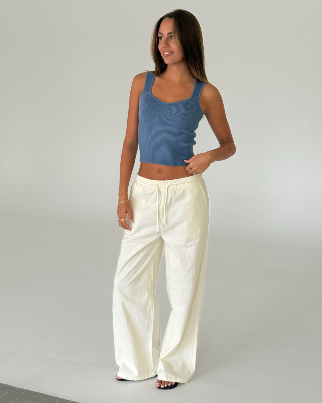 Modelbillede af GRY top, blå og ELLEN bukser, creme. Begge fra BySofieSønderby
