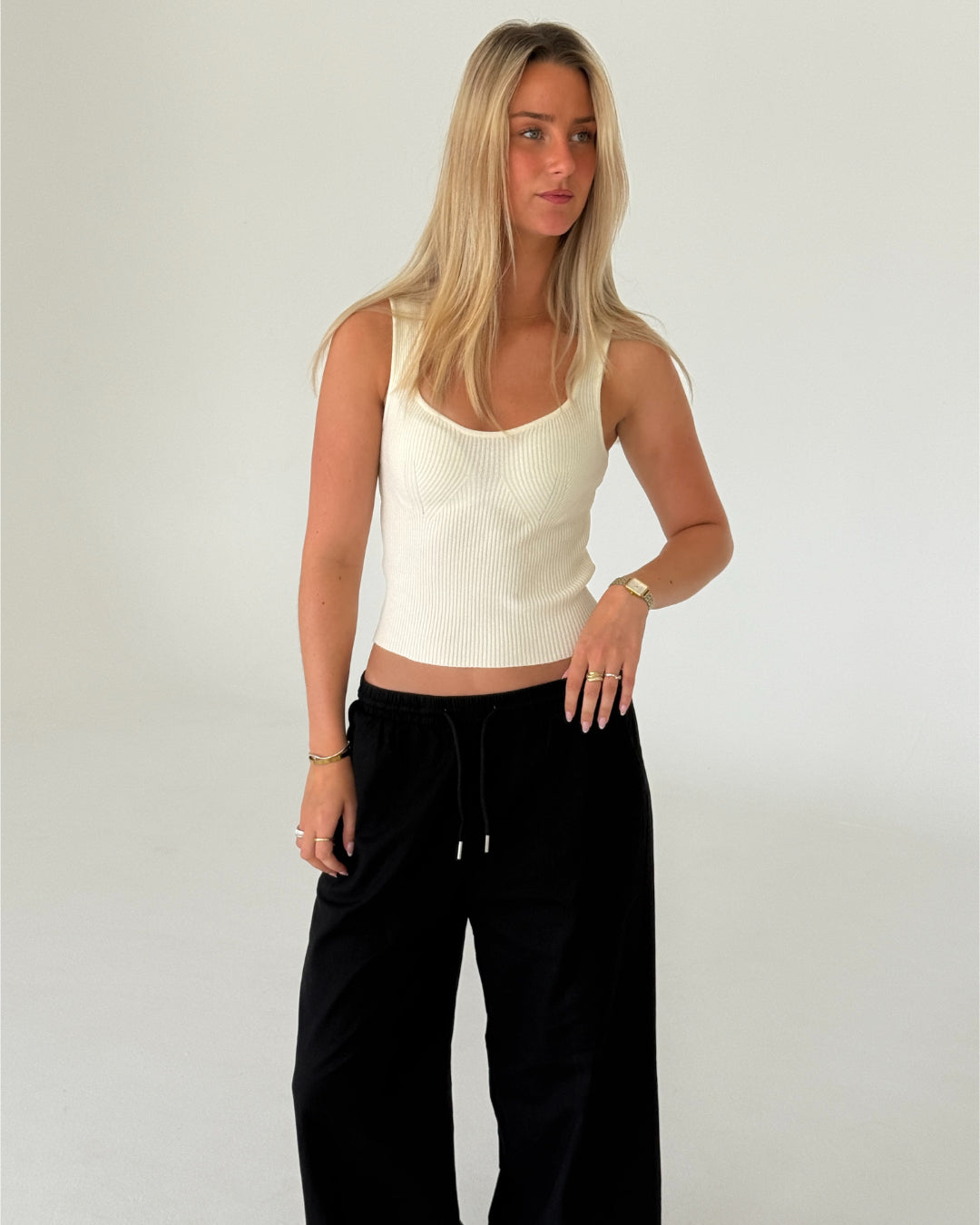 Modelbillede af GRY top, creme og ELLEN bukser, sort. Begge fra BySofieSønderby