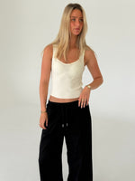 Modelbillede af GRY top, creme og ELLEN bukser, sort. Begge fra BySofieSønderby
