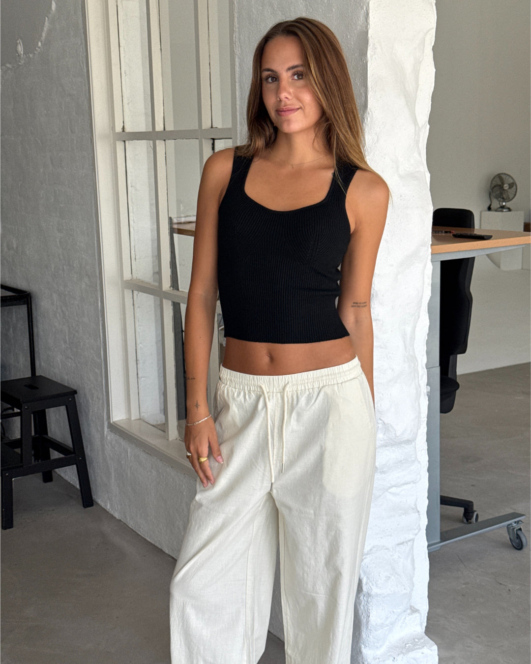 Modelbillede af GRY top, sort og ELLEN bukser, creme. Begge fra BySofieSønderby