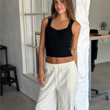 Modelbillede af GRY top, sort og ELLEN bukser, creme. Begge fra BySofieSønderby