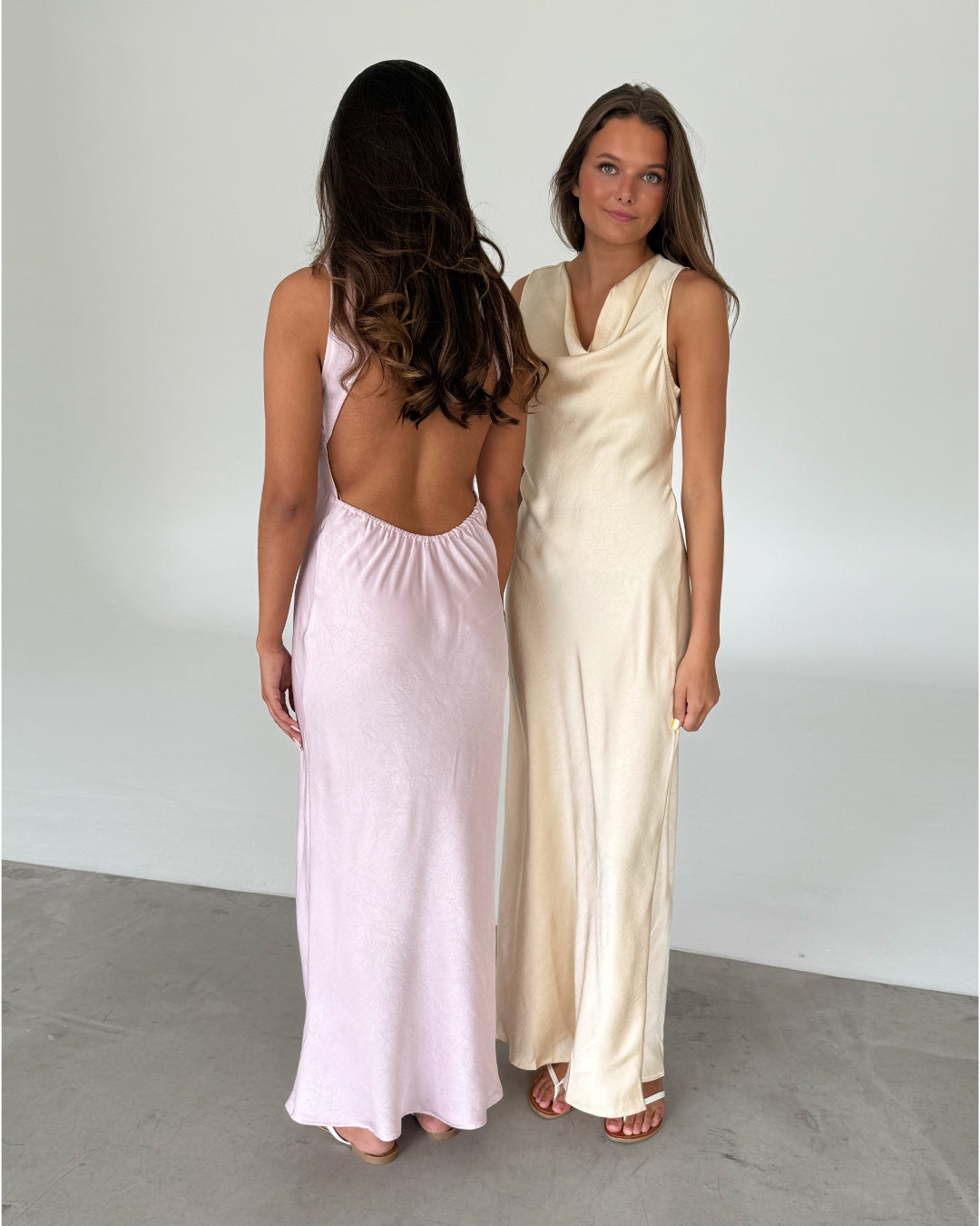 Modelfoto af piger i HARRIET kjole, lysegul  og HARRIET kjole, lyserød - fra BySofieSønderby