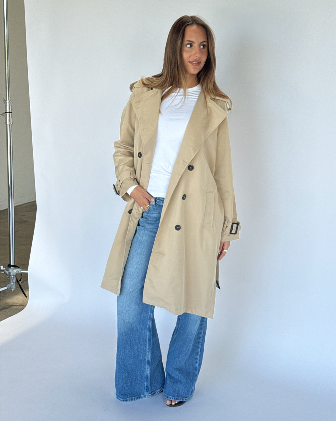 Modelbillede af beige HEBA trenchcoat. Fra BySofieSønderby