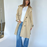 Modelbillede af beige HEBA trenchcoat. Fra BySofieSønderby
