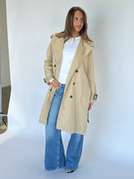 Modelbillede af beige HEBA trenchcoat. Fra BySofieSønderby