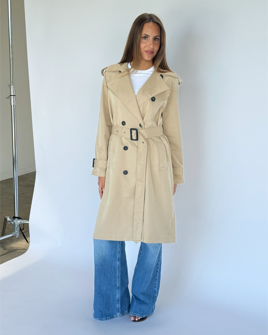 Modelbillede af beige HEBA trenchcoat. Fra BySofieSønderby