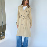 Modelbillede af beige HEBA trenchcoat. Fra BySofieSønderby