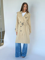 Modelbillede af beige HEBA trenchcoat. Fra BySofieSønderby