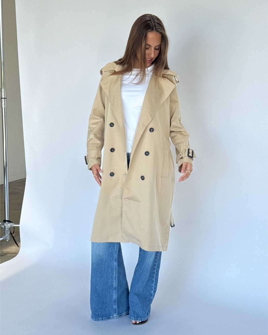 Modelbillede af beige HEBA trenchcoat. Fra BySofieSønderby