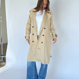 Modelbillede af beige HEBA trenchcoat. Fra BySofieSønderby