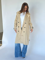 Modelbillede af beige HEBA trenchcoat. Fra BySofieSønderby