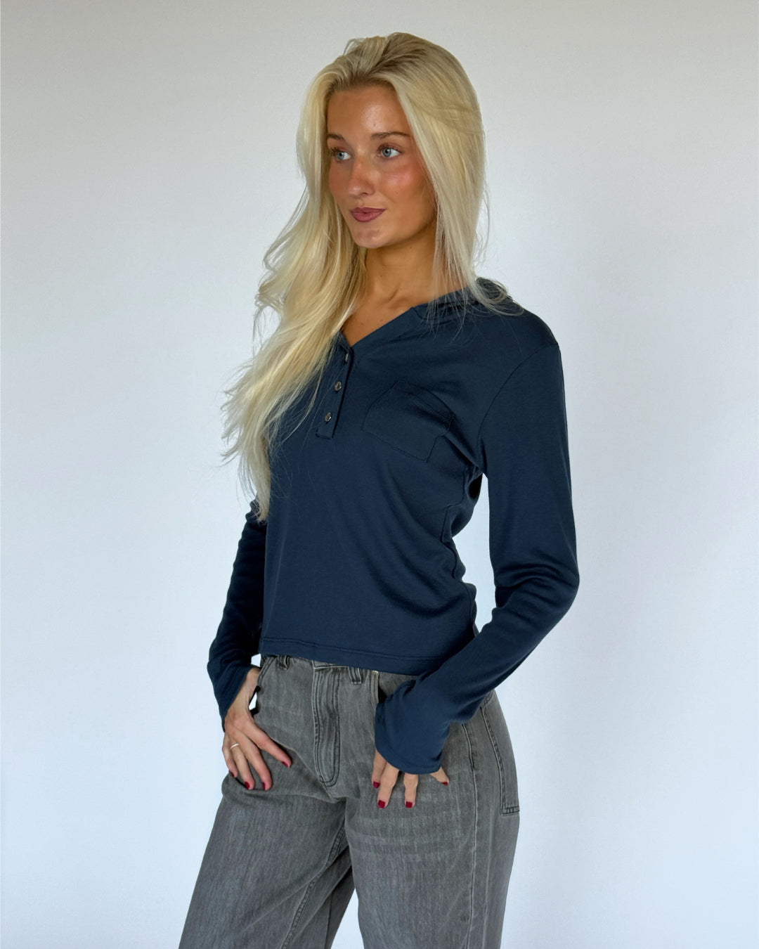 Modelbillede af HENNA langærmet med hætte i blå. Fra BySofieSønderby