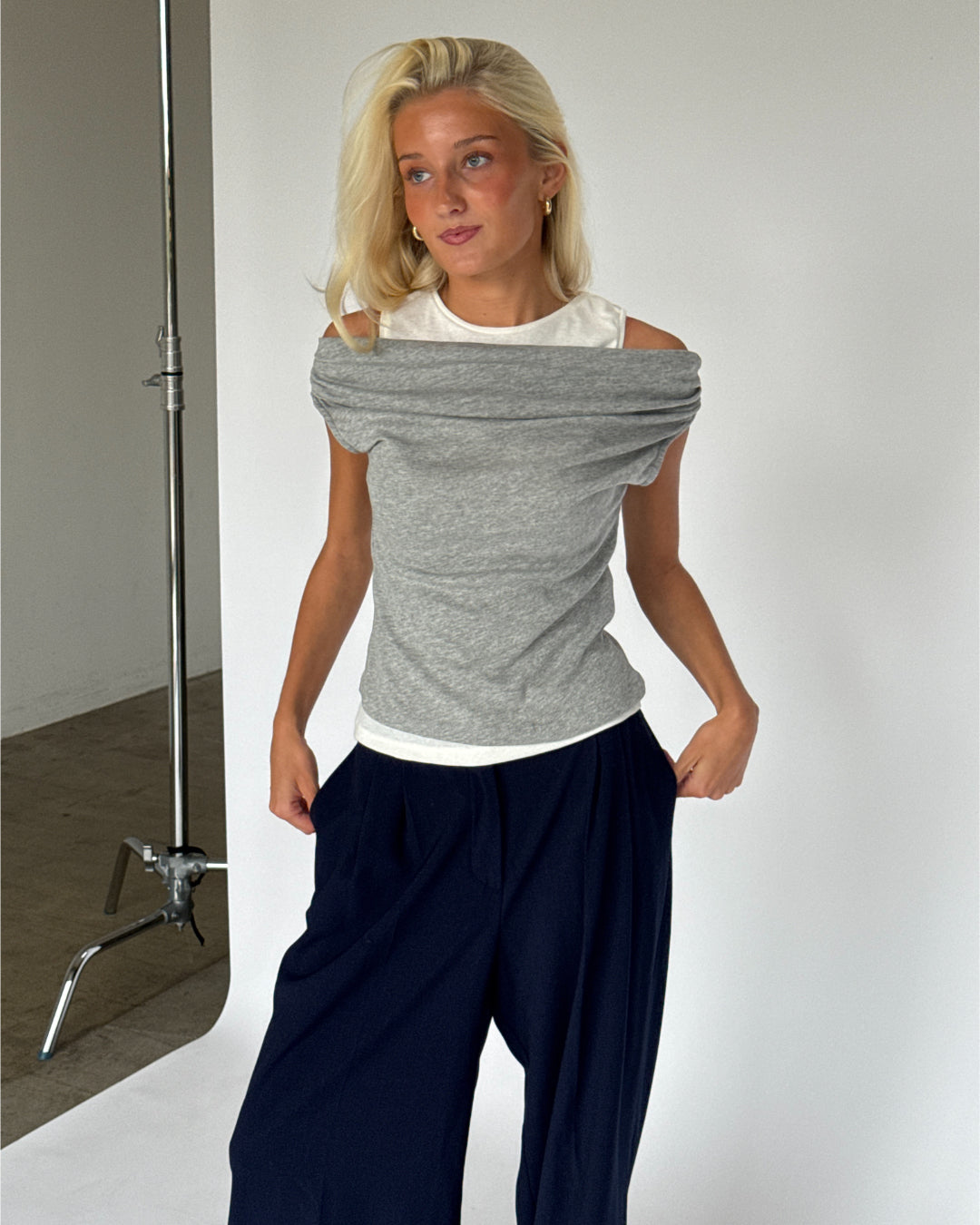 Modelbillede af grå HENNA off shoulder top. Fra BySofieSønderby