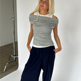 Modelbillede af grå HENNA off shoulder top. Fra BySofieSønderby