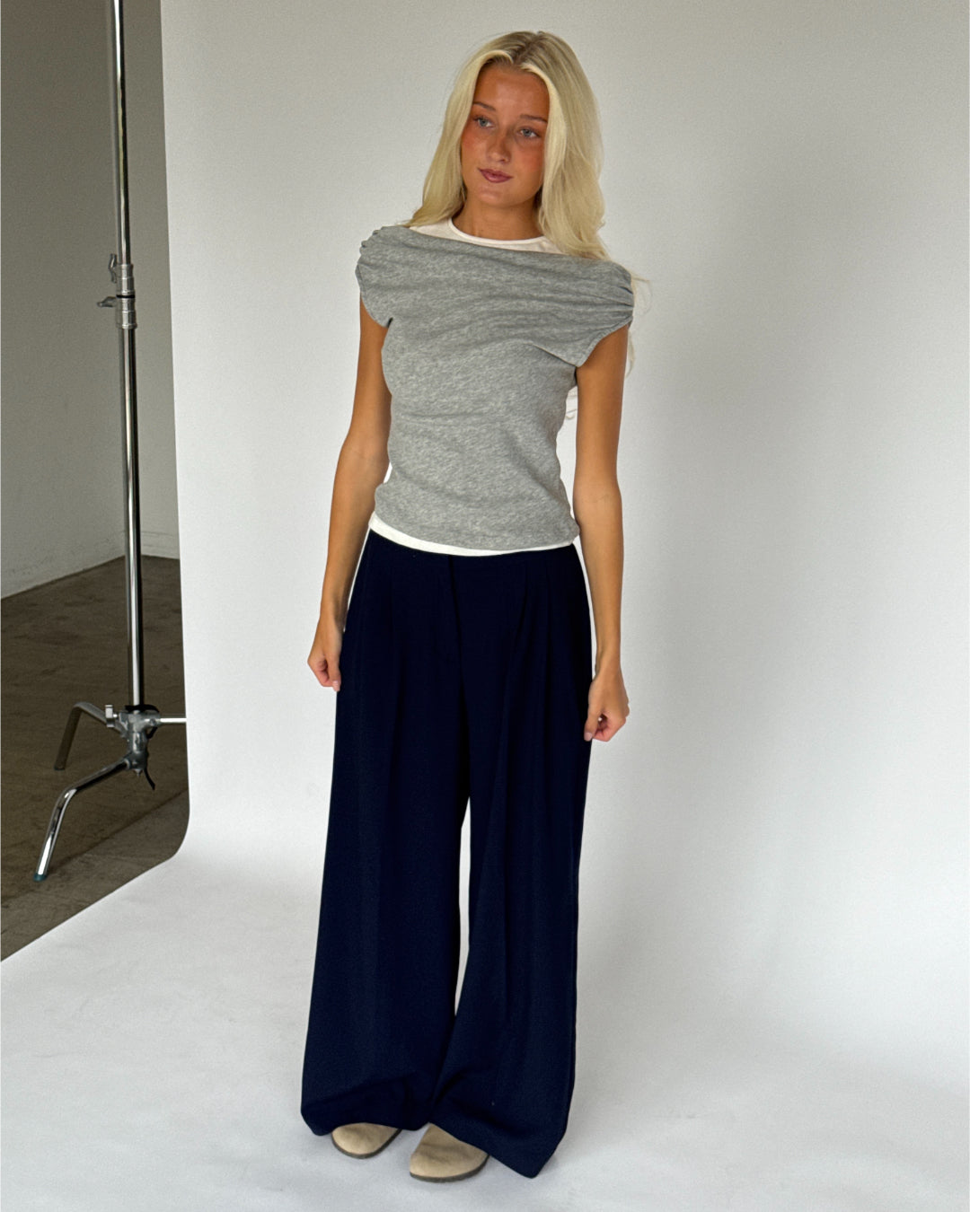 Modelbillede af grå HENNA off shoulder top. Fra BySofieSønderby