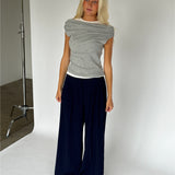 Modelbillede af grå HENNA off shoulder top. Fra BySofieSønderby
