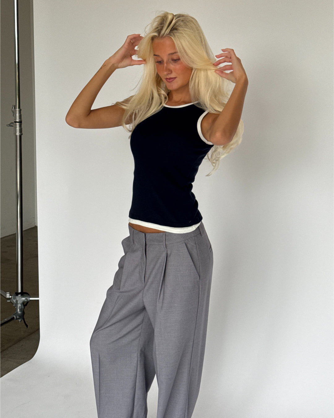 Modelbillede af navy HENNA top. Fra BySofieSønderby
