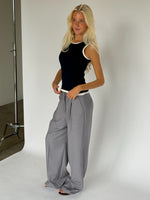 Modelbillede af navy HENNA top. Fra BySofieSønderby