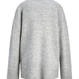 En grå sweater hænger frit, lavet af blødt, strikket materiale. Den har lange ærmer og en ribbet kant ved taljen og ærmeenderne, på en hvid baggrund.
