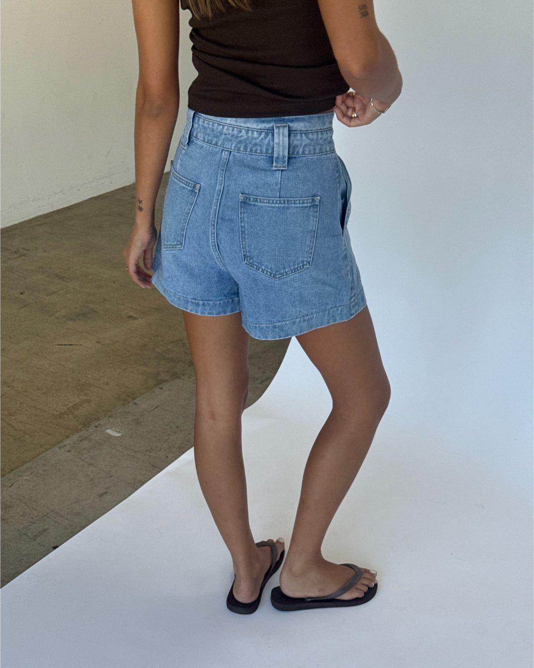 Modelbillede af IRIS shorts, blå og FIFI t-shirt boatneck, brun. Fra BySofieSønderby