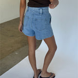 Modelbillede af IRIS shorts, blå og FIFI t-shirt boatneck, brun. Fra BySofieSønderby