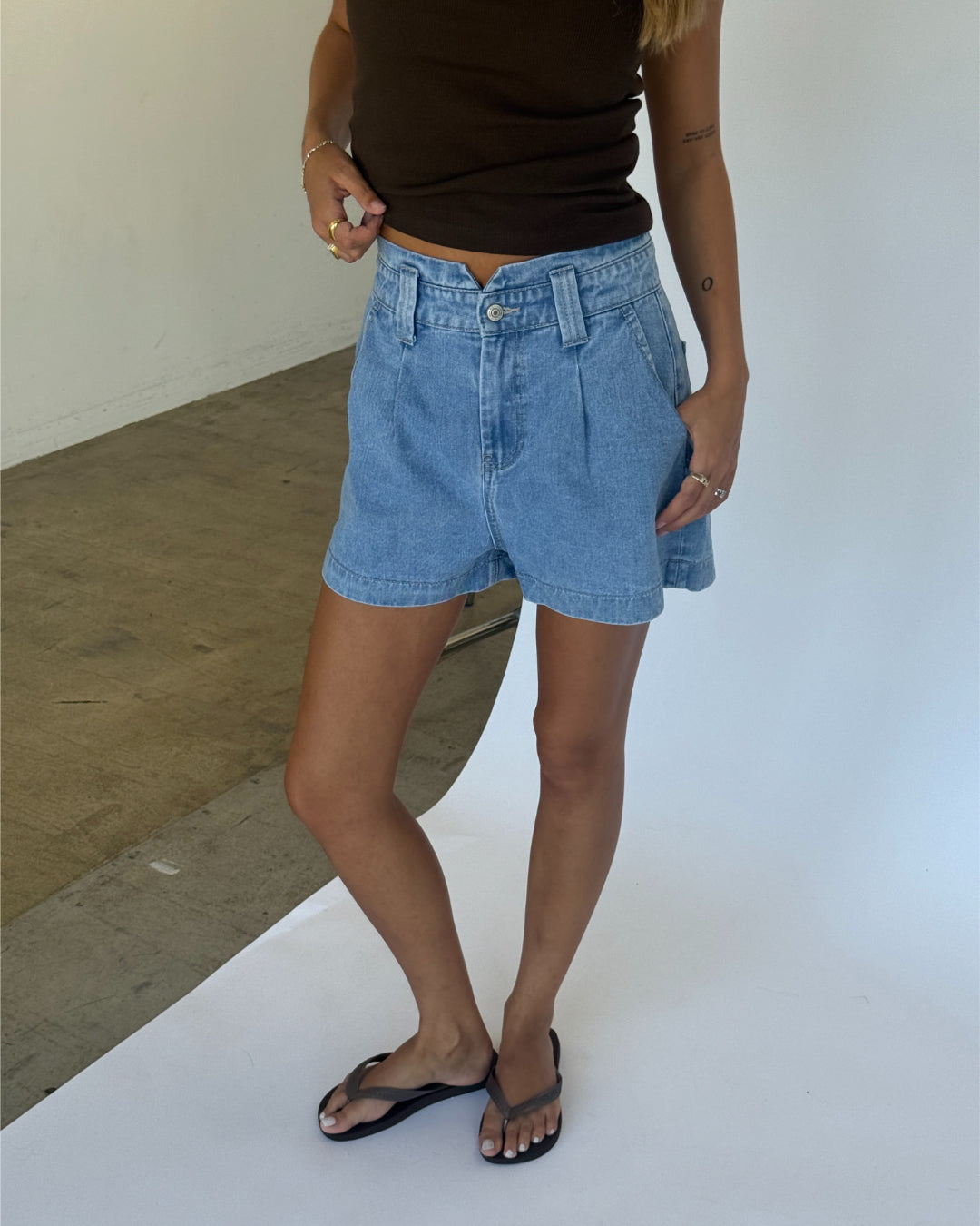 Modelbillede af IRIS shorts, blå og FIFI t-shirt boatneck, brun. Fra BySofieSønderby