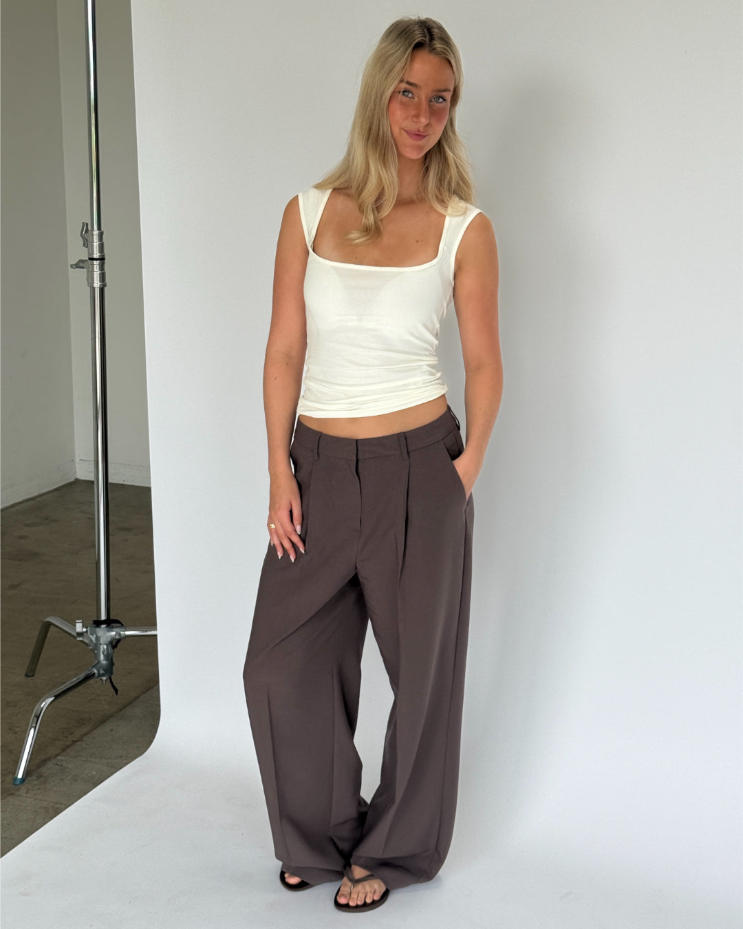 Modelbillede af ISABELLA top i hvid. Fra BySofieSønderby