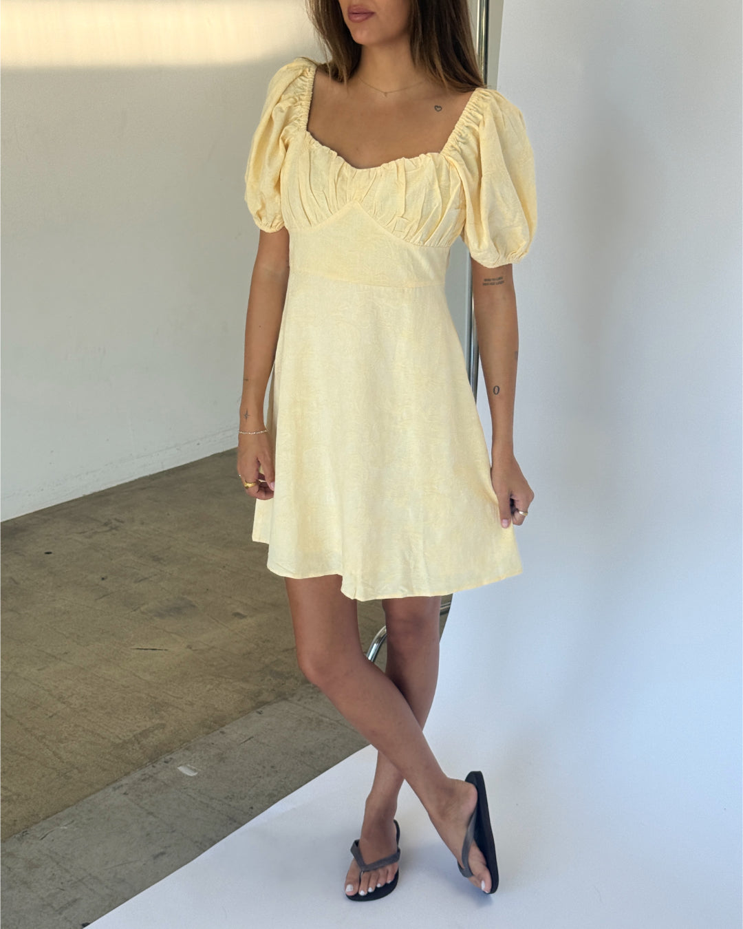 Modelbillede af IVY midi kjole, gul. Fra BySofieSønderby