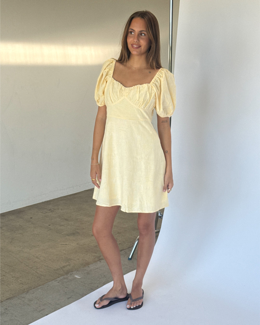Modelbillede af IVY midi kjole, gul. Fra BySofieSønderby