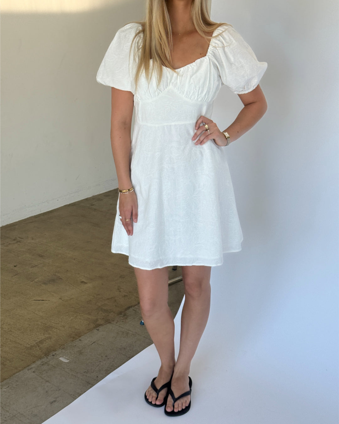 Modelbillede af IVY midi kjole, hvid. Fra BySofieSønderby
