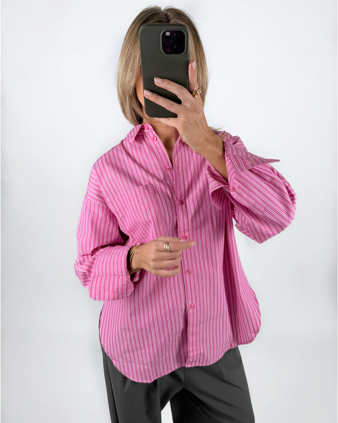 Modelbillede af pink/hvid stribet JAMIE skjorte . Set forfra. Fra BySofieSønderby