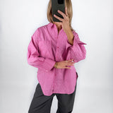 Modelbillede af pink/hvid stribet JAMIE skjorte . Set forfra. Fra BySofieSønderby