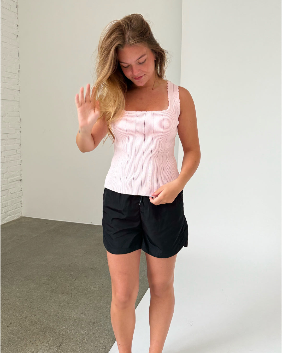 Modelfoto af pige iklædt JANELLE top, lyserød og LANA shorts, sort - begge fra BySofieSønderby