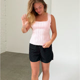 Modelfoto af pige iklædt JANELLE top, lyserød og LANA shorts, sort - begge fra BySofieSønderby