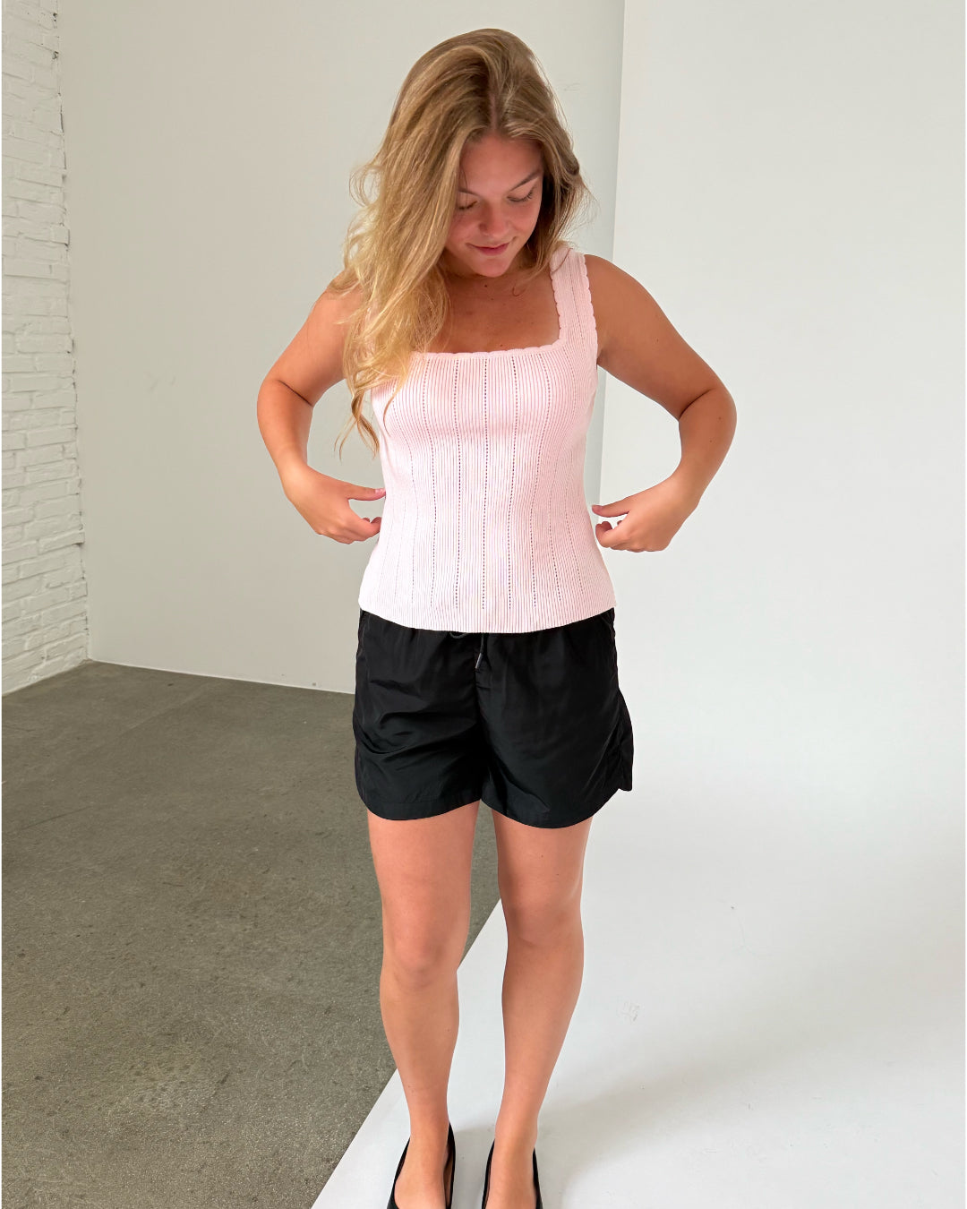 Modelfoto af pige iklædt JANELLE top, lyserød og LANA shorts, sort - begge fra BySofieSønderby
