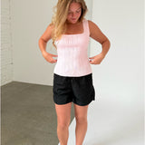 Modelfoto af pige iklædt JANELLE top, lyserød og LANA shorts, sort - begge fra BySofieSønderby