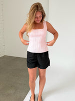 Modelfoto af pige iklædt JANELLE top, lyserød og LANA shorts, sort - begge fra BySofieSønderby
