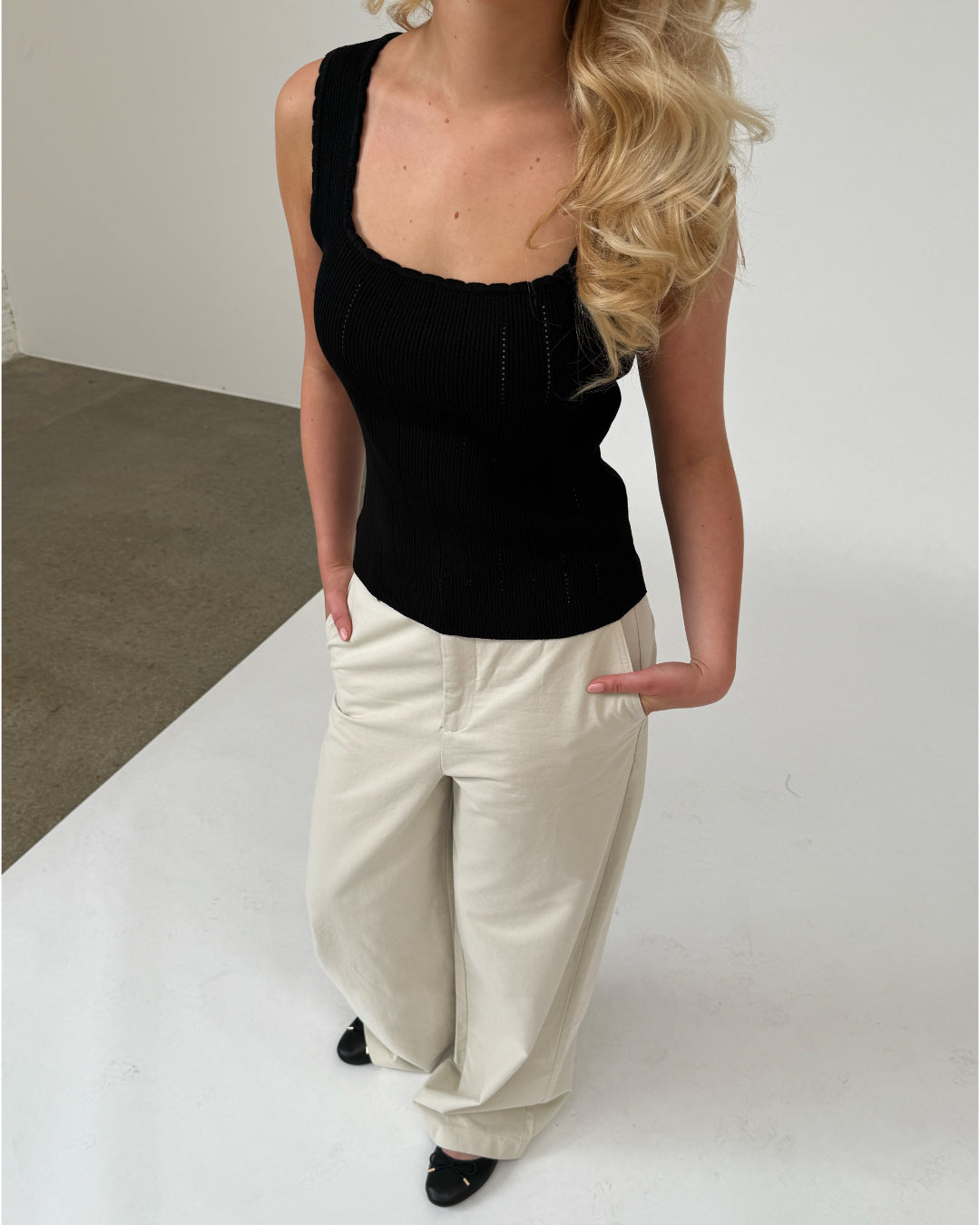 Modelfoto af pige iklædt JANELLE top sort og YALE bukser, creme - begge fra BySofieSønderby