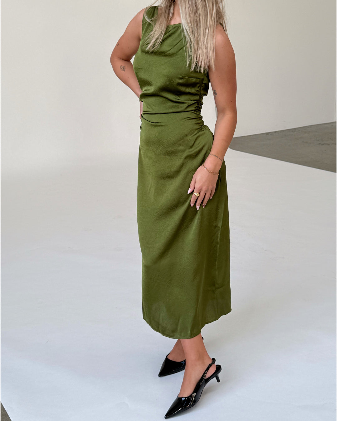 Modelfoto af pige i grøn JANE kjole. Alt er fra BySofieSønderby.