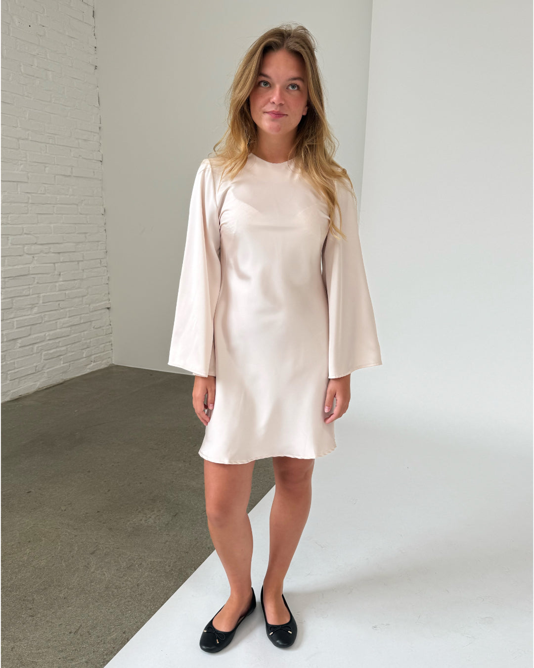 Modelfoto af pige iklædt JENNA kjole creme - fra ySofieSønderby