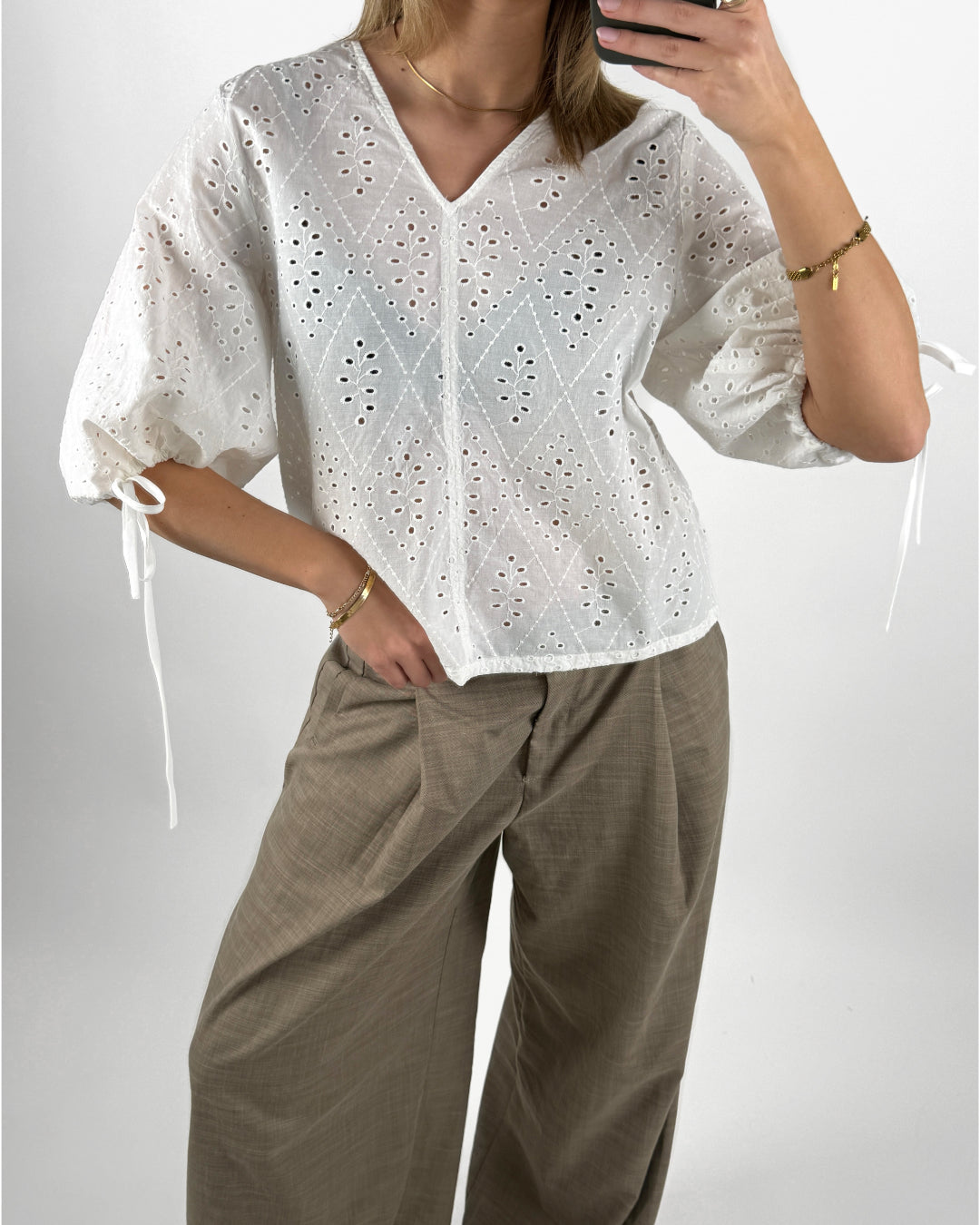 Modelbillede af hvid JOELLA bluse. Set forfra. Fra BySofieSønderby
