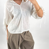 Modelbillede af hvid JOELLA bluse. Set forfra. Fra BySofieSønderby