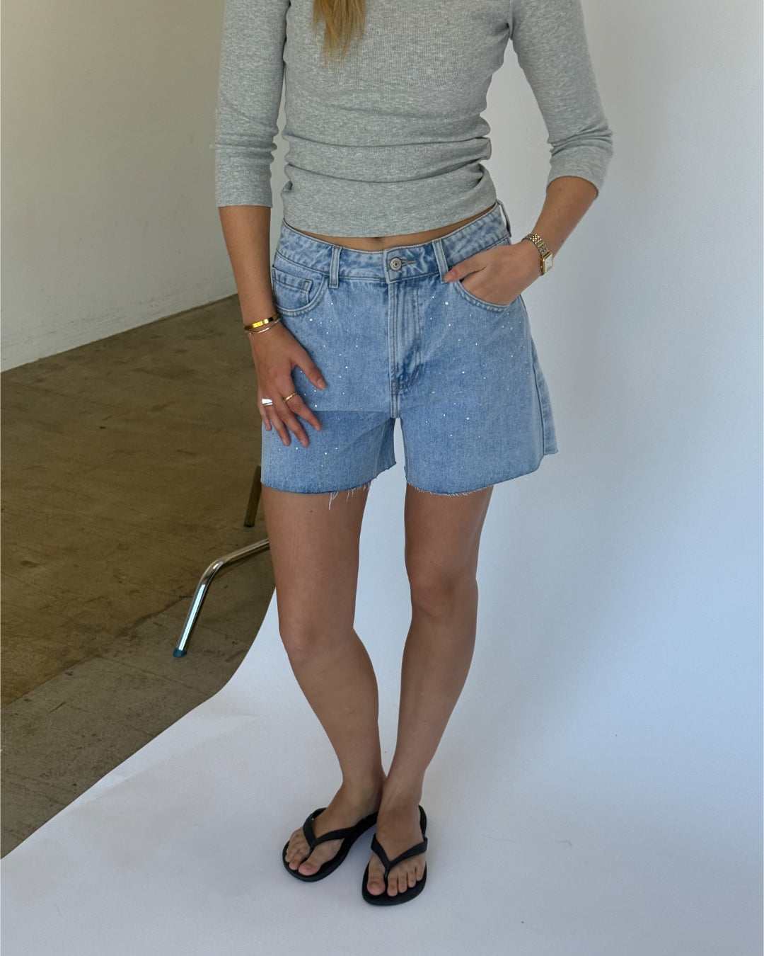 Modelbillede af JORDYN shorts, denim og FIFI boatneck top, grå. Fra BySofieSønderby
