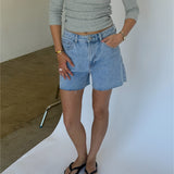 Modelbillede af JORDYN shorts, denim og FIFI boatneck top, grå. Fra BySofieSønderby