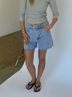 Modelbillede af JORDYN shorts, denim og FIFI boatneck top, grå. Fra BySofieSønderby