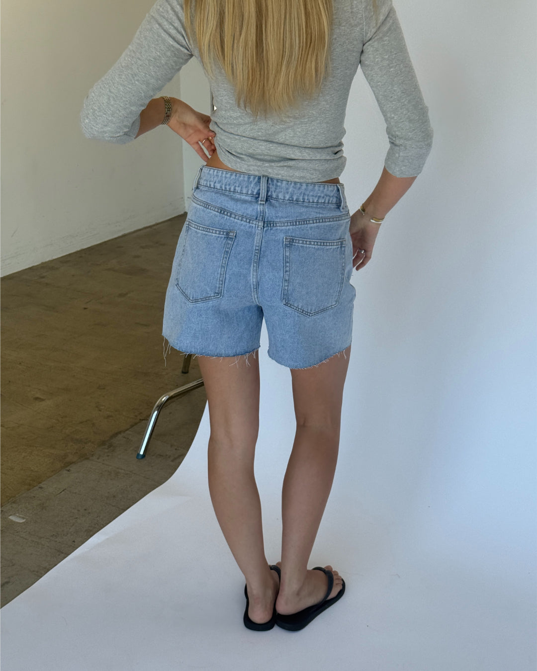 Modelbillede af JORDYN shorts, denim og FIFI boatneck top, grå. Fra BySofieSønderby