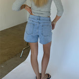 Modelbillede af JORDYN shorts, denim og FIFI boatneck top, grå. Fra BySofieSønderby