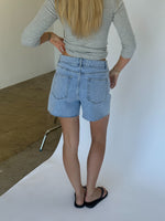 Modelbillede af JORDYN shorts, denim og FIFI boatneck top, grå. Fra BySofieSønderby