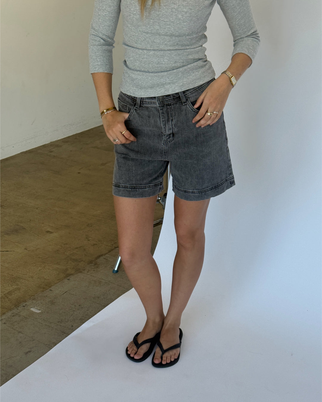 Modelbillede af JOSEFINE shorts, grå og FIFI boatneck top, grå. Fra BySofieSønderby