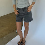 Modelbillede af JOSEFINE shorts, grå og FIFI boatneck top, grå. Fra BySofieSønderby